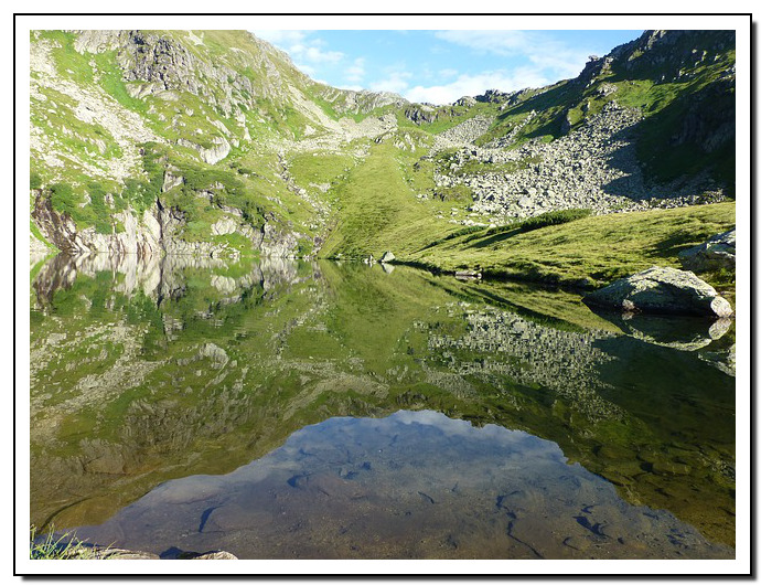 Bergsee ohne Wellen und ohne Lichterscheinungen am Grund